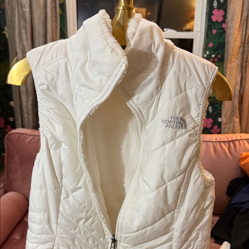 The North Face Quilted White fuzzy Vest women’s size XS
